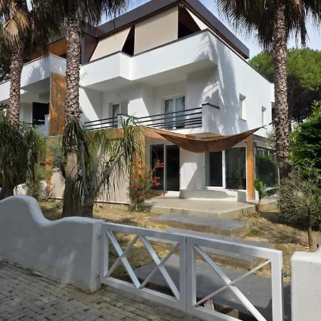 Villa White Golem (Tirana)