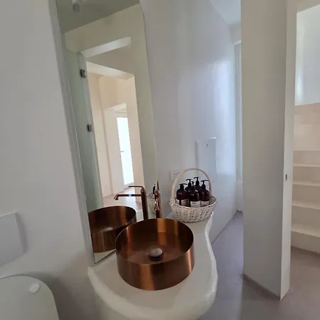 Villa White Golem (Tirana)